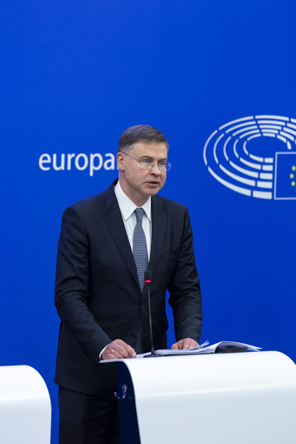 Read-out of the weekly meeting of the von der Leyen Commission by Valdis Dombrovskis, Executive Vice-President, and Mairead McGuinness, European Commissioner, on the Communication on a sustainable finance framework