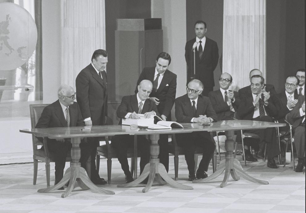 Signature of the accession treaty of Greece to the European Communities