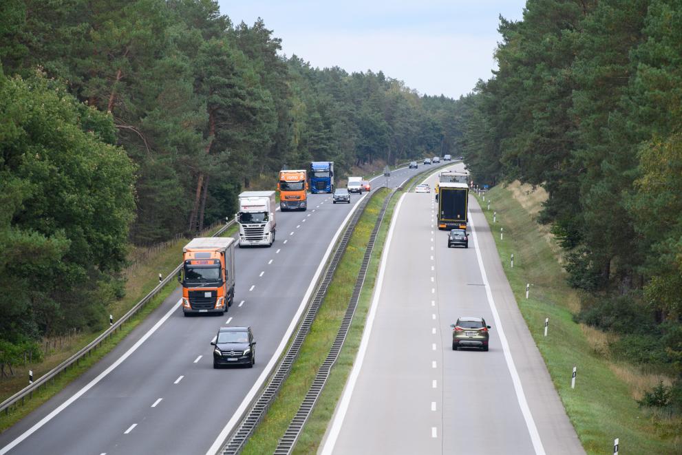 Η Επιτροπή χαιρετίζει τη συμφωνία σχετικά με τους ισχυρούς στόχους της ΕΕ για τη μείωση των εκπομπών CO2 από τα νέα φορτηγά και τα αστικά λεωφορεία